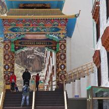 ein Tor zu einem Tempel mit Menschen, die die Treppe hinaufgehen