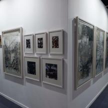 en gruppe innrammede fotografier på en vegg i et museum