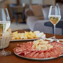 сто са тањиром хране и две чаше вина