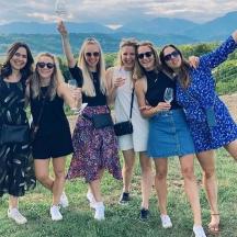 ドレスを着て写真を撮る女性たちのグループ