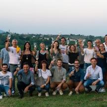 skupina ljudi, ki pozirajo za sliko na hribu