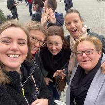un grup de persones posant per a una foto