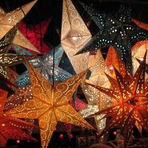 un munt d'estrelles de Nadal penjades del sostre