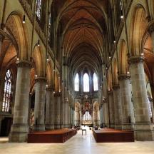 sütunları, kemerleri ve pencereleri olan büyük bir katedral