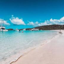 bot di dalam air di sebelah pantai