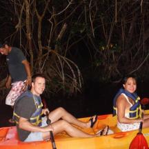 คนสองสามคนนั่งอยู่ในเรือคายัค