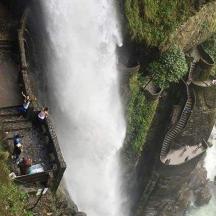sekumpulan orang berdiri di tepi air terjun