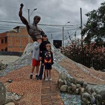 пара дітей стоїть перед статуєю