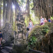 eine Gruppe von Menschen, die auf einer Statue in einem Baum sitzen