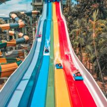 o plimbare cu roller coaster într-un parc tematic