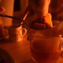 人がスプーンを使ってカップから食べ物を食べている