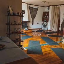 Una habitación con muchas colchonetas de yoga en el suelo.