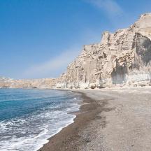 una platja amb una costa rocosa i l'oceà