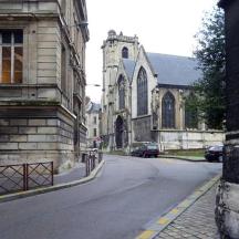 eine leere Straße vor einer alten Kirche