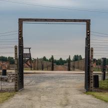 una porta oberta en una zona tancada