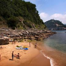 sekelompok orang di pantai dekat air