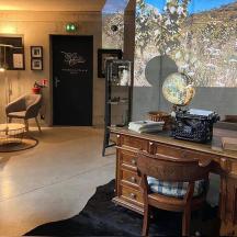 bilik dengan meja dan bilik dengan kerusi