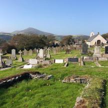 ein Friedhof mit einer Kirche im Hintergrund