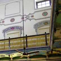 un mirall al lateral d'un edifici amb mosaics