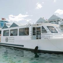 ein weißes Boot, das im Wasser neben Häusern angedockt ist