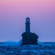 un far situat sobre una roca a l'oceà