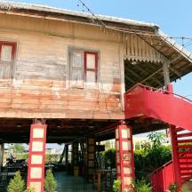 una casa amb una escala vermella al davant