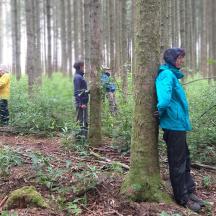 un grup de persones dempeus en un bosc