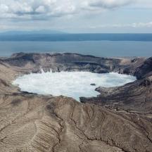zračni pogled na jezero sredi gore