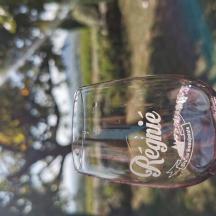 ein Weinglas mit dem Wort „Wein“ darauf