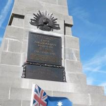 sebuah menara dengan tanda di atasnya dengan bendera
