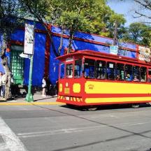 um carrinho vermelho e amarelo em uma rua da cidade