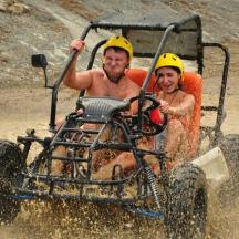 zwei Männer fahren auf einem Quad im Schlamm