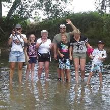 eine Gruppe von Menschen steht im Wasser