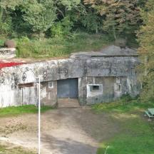 un edifici antic al mig d'un turó