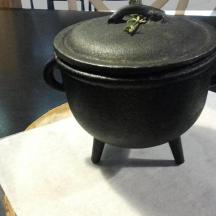 sebuah pot hitam diletakkan di atas meja