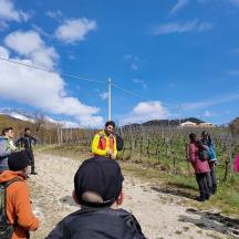 未舗装の道路を歩く人々のグループ