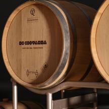 três barris de vinho de madeira empilhados uns sobre os outros
