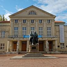 en stor bygning med en statue foran seg