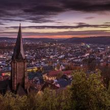 ein Kirchturm auf einer Stadt bei Nacht