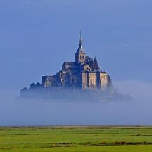 ปราสาทบนเกาะกลางทุ่งนา