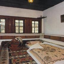 ein großes Zimmer mit einem großen Bett und einem Teppich