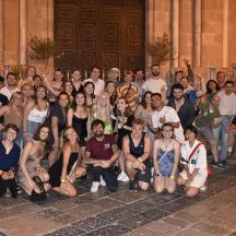 un gruppo di persone in posa per una foto davanti a un edificio