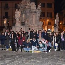 en gruppe mennesker poserer foran et monument