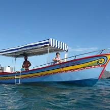 un vaixell amb gent asseguda a l'aigua