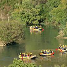 un gruppo di persone in kayak su un fiume