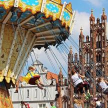 un carrusel amb gent muntada en un cavallet
