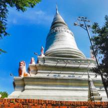 a pagoda with two statues on top of it