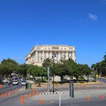 un carrer amb cons taronges davant d'un edifici