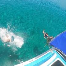 zwei Personen, die auf einem Boot im Wasser schwimmen