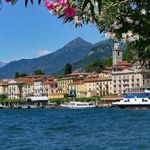 una città su un lago con barche in acqua